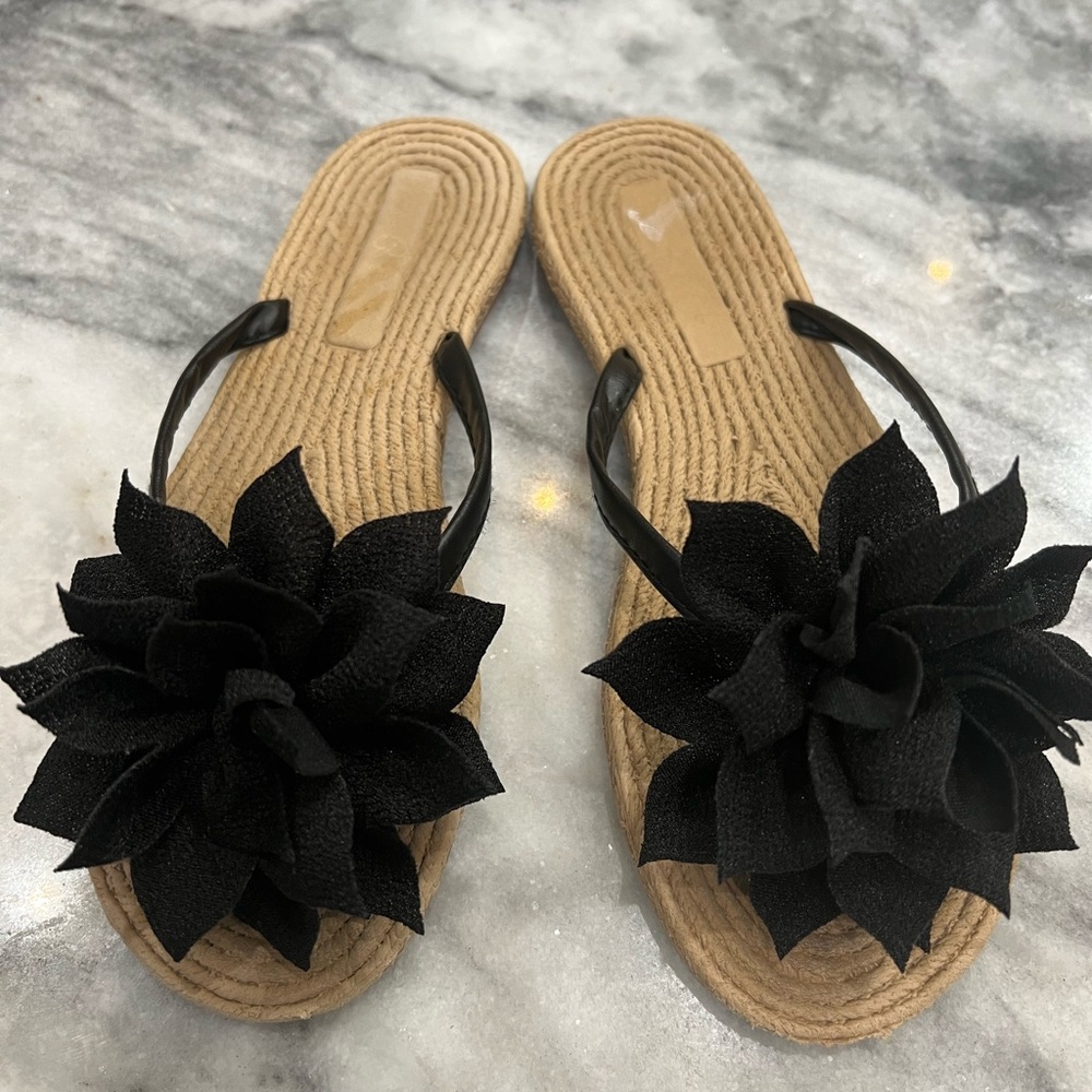 B Thong Flip Flop Size S 5-6 Slip On Sandal, with Black Flower